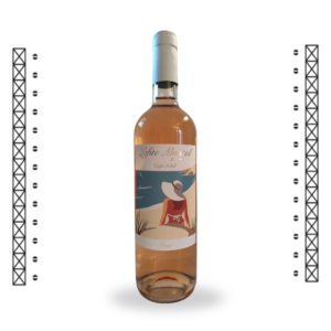 Une bouteille de vin rosé du Château Lafite Monteil. Sur l'étiquette, on voit le dessin d'une femme de dos, à la plage