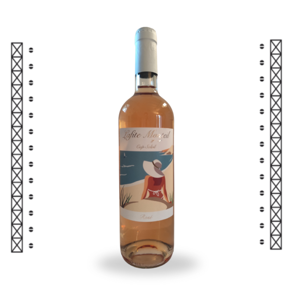 Une bouteille de vin rosé du Château Lafite Monteil. Sur l'étiquette, on voit le dessin d'une femme de dos, à la plage